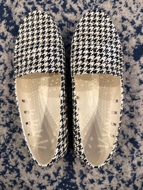Like new- worn once- size 8 floater (fits size 7 though)